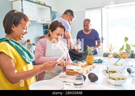 Felice coppia matura amici cucinare in cucina Foto Stock
