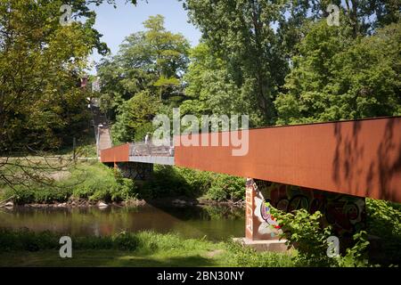 ponte sul fiume Wupper nel parco Ludwig-Rehbock nel quartiere di Opladen, Leverkusen, Renania settentrionale-Vestfalia, Germania. Bruecke ueber die W Foto Stock