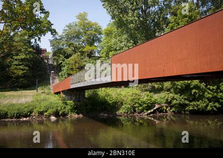 ponte sul fiume Wupper nel parco Ludwig-Rehbock nel quartiere di Opladen, Leverkusen, Renania settentrionale-Vestfalia, Germania. Bruecke ueber die W Foto Stock