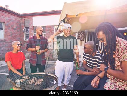 Amici barbecue nel parcheggio soleggiato Foto Stock