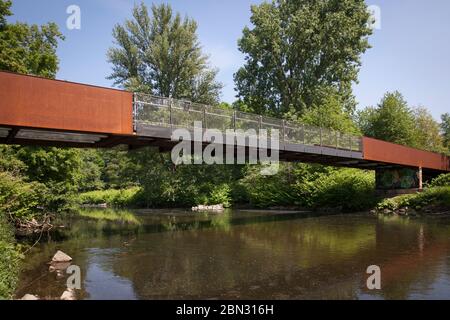 ponte sul fiume Wupper nel parco Ludwig-Rehbock nel quartiere di Opladen, Leverkusen, Renania settentrionale-Vestfalia, Germania. Bruecke ueber die W Foto Stock