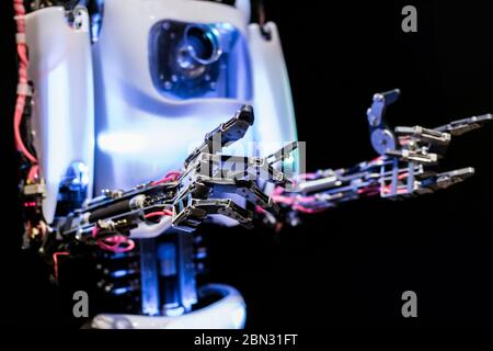 Vista ravvicinata del corpo e delle mani del robot Foto Stock