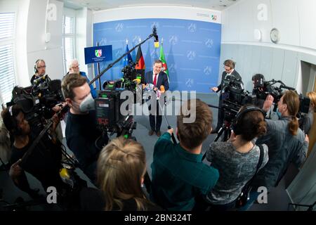 Duesseldorf, Germania. 12 maggio 2020. Circondato da numerosi rappresentanti dei media, Armin Laschet (CDU), primo ministro della Renania settentrionale-Vestfalia, fa una dichiarazione per la televisione. Il governo di Stato riferisce sulla situazione attuale e sulle misure adottate dal governo di Stato nel contesto della pandemia di Corona. Credit: Federico Gambarini/dpa/Alamy Live News Foto Stock