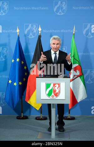 Duesseldorf, Germania. 12 maggio 2020. Andreas Pinkwart (FDP), Ministro dell'Economia della Renania Settentrionale-Vestfalia, interviene durante una conferenza stampa. Il governo di Stato ha riferito sulla situazione attuale e sulle misure adottate dal governo di Stato nel contesto della pandemia della corona. Credit: Federico Gambarini/dpa/Alamy Live News Foto Stock