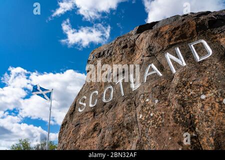 Carter Bar, Scozia, Regno Unito. 12 maggio 2020. Vista del confine tra Inghilterra e Scozia sulla A68 a sud di Jedburgh a carter Bar nei confini scozzesi. Il primo ministro scozzese ha affermato che, poiché il blocco dei coronavirus non viene revocato in Scozia, le persone provenienti dall'Inghilterra non dovrebbero recarsi in Scozia a meno che non seguano le leggi scozzesi. Iain Masterton/Alamy Live News Foto Stock