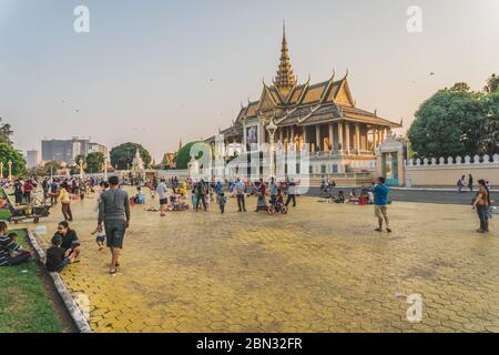 La piazza di sera di fronte al Palazzo reale a Phnom Penh. Phnom Penh, Cambogia - 22 FEBBRAIO 2020 Foto Stock