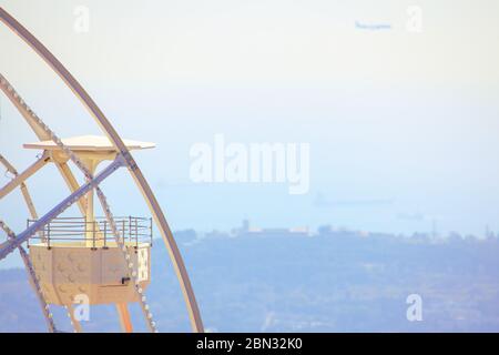 cabina di ruota bianca con vista sulla costa sullo sfondo Foto Stock
