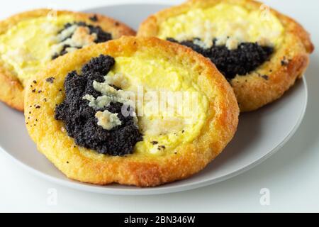 Tradizionale kolache Ceca. Cottura al burro con formaggio casolare e semi di papavero. Cucina mondiale. Foto Stock