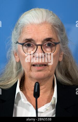 Duesseldorf, Germania. 12 maggio 2020. Isabel Pfeiffer-Poensgen (indipendente), Ministro della Cultura e della Scienza dello Stato della Renania Settentrionale-Vestfalia, interviene durante una conferenza stampa. Il governo di Stato ha riferito sulla situazione attuale e sulle misure adottate dal governo di Stato nel contesto della pandemia della corona. Credit: Federico Gambarini/dpa/Alamy Live News Foto Stock