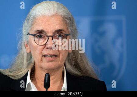 Duesseldorf, Germania. 12 maggio 2020. Isabel Pfeiffer-Poensgen (indipendente), Ministro della Cultura e della Scienza dello Stato della Renania Settentrionale-Vestfalia, interviene durante una conferenza stampa. Il governo di Stato ha riferito sulla situazione attuale e sulle misure adottate dal governo di Stato nel contesto della pandemia della corona. Credit: Federico Gambarini/dpa/Alamy Live News Foto Stock