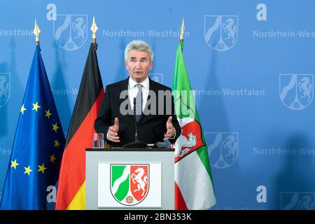 Duesseldorf, Germania. 12 maggio 2020. Andreas Pinkwart (FDP), Ministro dell'Economia della Renania Settentrionale-Vestfalia, interviene durante una conferenza stampa. Il governo di Stato ha riferito sulla situazione attuale e sulle misure adottate dal governo di Stato nel contesto della pandemia della corona. Credit: Federico Gambarini/dpa/Alamy Live News Foto Stock