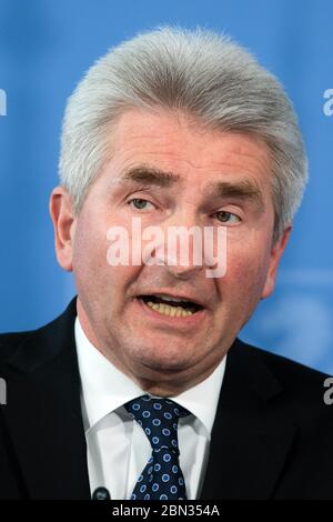 Duesseldorf, Germania. 12 maggio 2020. Andreas Pinkwart (FDP), Ministro dell'Economia della Renania Settentrionale-Vestfalia, interviene durante una conferenza stampa. Il governo di Stato ha riferito sulla situazione attuale e sulle misure adottate dal governo di Stato nel contesto della pandemia della corona. Credit: Federico Gambarini/dpa/Alamy Live News Foto Stock