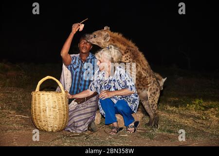 Di notte l'attrazione turistica si nutre fuori città. Il popolo Harari ha una bella tradizione che gestisce le enene. Ora guadagnano un po' di Mone Foto Stock