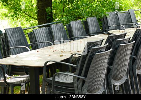 I ristoranti italiani di Merano, in Alto Adige, sono ancora chiusi a causa del COVID-19. Sedie e tavoli impilati e incatenati insieme. Foto Stock