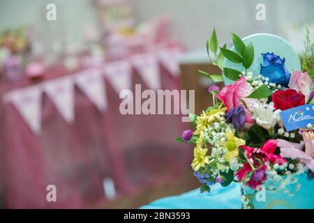 Un bouquet di fiori sul Table.Rainbow Daisies. Fiore arcobaleno di crisantemo. Mazzi di fiori arcobaleno Chryslanthemum . mazzo multicolore di Foto Stock