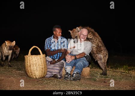 Di notte l'attrazione turistica si nutre fuori città. Il popolo Harari ha una bella tradizione che gestisce le enene. Ora guadagnano un po' di Mone Foto Stock