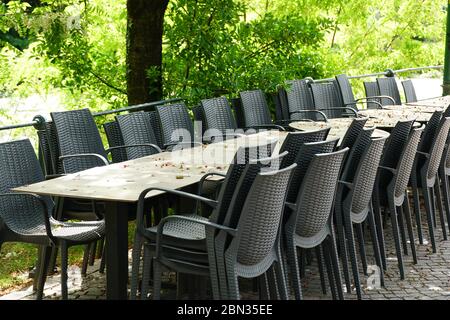 I ristoranti italiani di Merano, in Alto Adige, sono ancora chiusi a causa del COVID-19. Sedie e tavoli impilati e incatenati insieme. Foto Stock