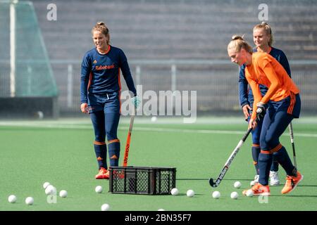 AMSTERDAM, PAESI BASSI - MAGGIO 11: Pien Sanders, Sanne Koolen, Laurien Leurink visto durante la sessione di formazione dell'hockeyteam nazionale olandese delle donne il 11 maggio 2020 ad Amsterdam, Paesi Bassi. Foto Stock