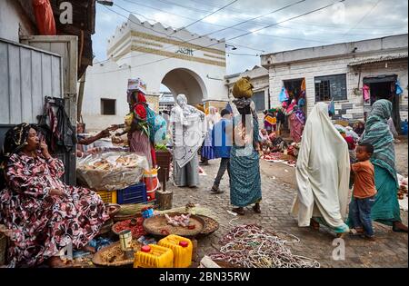 Mercato di fronte al cancello Showa ber, una delle cinque porte del centro storico di Harar. Foto Stock