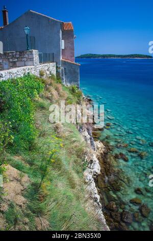 Pittoresco lungomare nella città di Rab sull'isola di Rab, Croazia Foto Stock