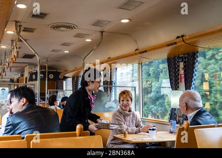 Treno Tango AO-MATSU. Un treno turistico di stile confortevole e moderno. Prenotazione non richiesta, funzionamento quotidiano. Ferrovia di Kyoto Tango. Foto Stock