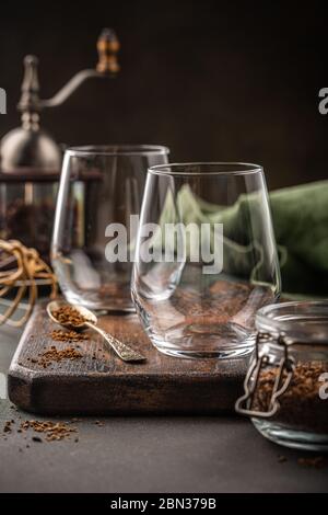 Caffè Dalgona in tazza di vetro Foto Stock