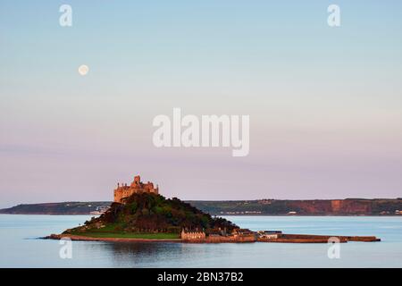 Luce all'alba sulla Mounts Bay e sul Monte di San Michele, Cornovaglia Foto Stock