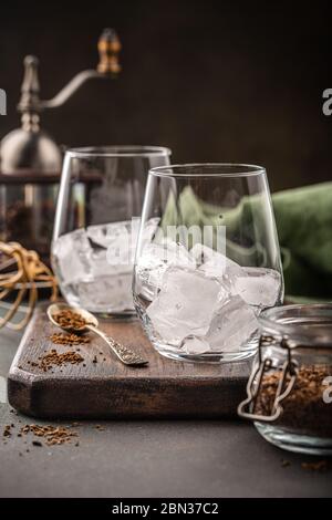Caffè Dalgona in tazza di vetro Foto Stock