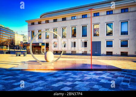 Faith Hope Love, opera di Eva Lange, celebra i 100 anni di storia e il legame tra Finlandia e Svezia. Erotaja, Helsinki, Finlandia. Foto Stock