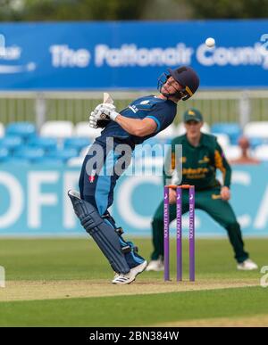 Tom Wood evita un rimbalzo mentre batte per Derbyshire 2 ° XI contro Nottinghamshire in un One Day Trophy Match 1 maggio 2019 Foto Stock
