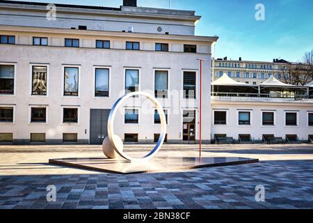 Faith Hope Love, opera di Eva Lange, celebra i 100 anni di storia e il legame tra Finlandia e Svezia. Erottaja, Helsinki, Finlandia, Foto Stock