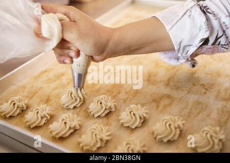 torta semprit. dessert asiatico a misura di boccone. pifferate un po' di pasta Foto Stock