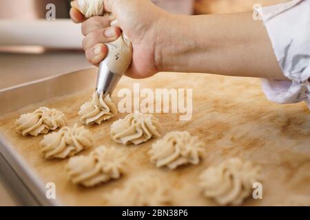 torta semprit. dessert asiatico a misura di boccone. pifferate un po' di pasta Foto Stock