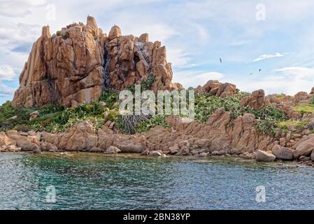 Isolotto di Ogliastra, Sardegna, Italia - un piccolo arcipelago con tre rocce granitiche porfido, tipico del mare di Ogliastra, di cui una è più grande e Foto Stock
