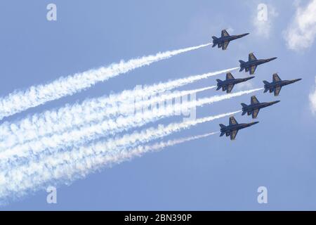 I Blue Angels volano nel centro di Miami in un saluto ai soccorritori COVID-19 di prima linea. Il team di volo della Marina statunitense vola con un aeromobile a 18 Hornet. Foto Stock