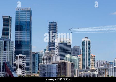 I Blue Angels volano nel centro di Miami in un saluto ai soccorritori COVID-19 di prima linea. Il team di volo della Marina statunitense vola con un aeromobile a 18 Hornet. Foto Stock