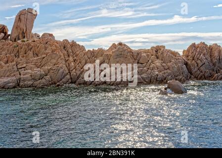 Isolotto di Ogliastra, Sardegna, Italia - un piccolo arcipelago con tre rocce granitiche porfido, tipico del mare di Ogliastra, di cui una è più grande e Foto Stock