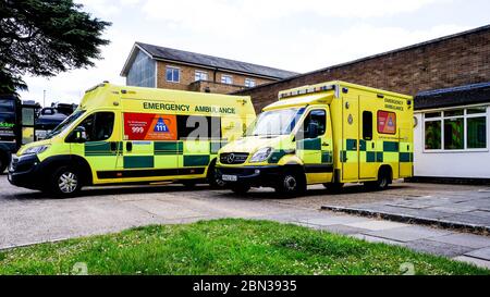 Ambulanze parcheggiate a Londra del sud, Regno Unito, veicoli di emergenza medica Foto Stock