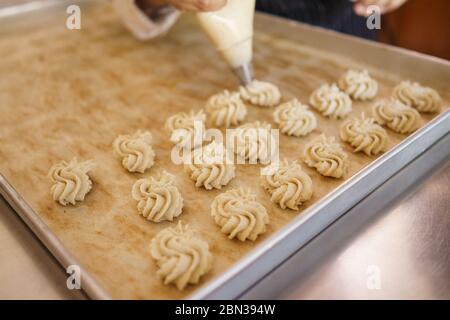 torta semprit. dessert asiatico a misura di boccone. pifferate un po' di pasta Foto Stock