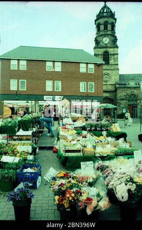 Mercato di Pontefract, West Yorkshire, Inghilterra settentrionale, girato su film & cross processed, nel 1997 Foto Stock