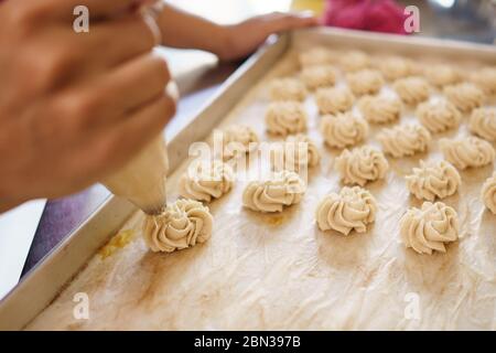 torta semprit. dessert asiatico a misura di boccone. pifferate un po' di pasta Foto Stock