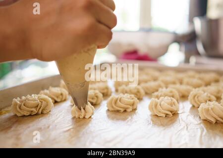 torta semprit. dessert asiatico a misura di boccone. pifferate un po' di pasta Foto Stock