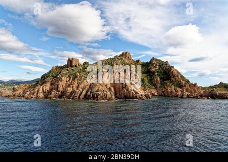 Isolotto di Ogliastra, Sardegna, Italia - un piccolo arcipelago con tre rocce granitiche porfido, tipico del mare di Ogliastra, di cui una è più grande e Foto Stock