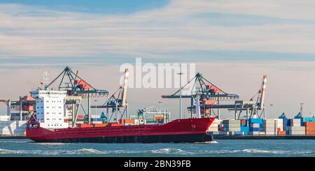 Panoramica di immagini di una nave portacontainer passando le gru nel porto di Rotterdam Foto Stock