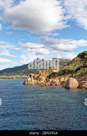 Isolotto di Ogliastra, Sardegna, Italia - un piccolo arcipelago con tre rocce granitiche porfido, tipico del mare di Ogliastra, di cui una è più grande e Foto Stock