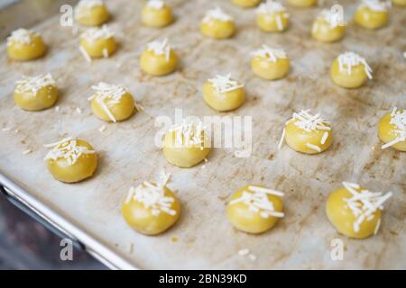 torta di nastar su un vassoio pronto per mettere in forno Foto Stock