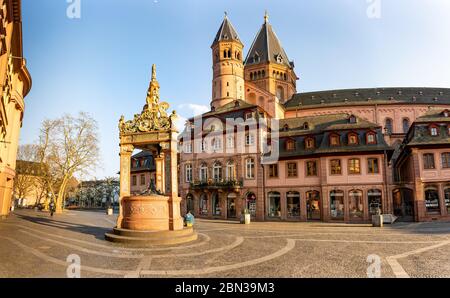 Mainzer Marktplatz und Marktbrunnen mit Dom im Hintergrund Foto Stock