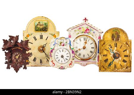 Cinque orologi diversi kitsch vintage isolati su sfondo bianco Foto Stock