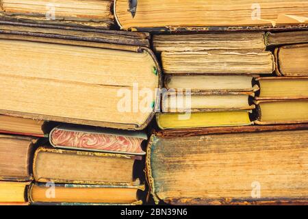 Pila di vecchi libri usati in diverse dimensioni Foto Stock