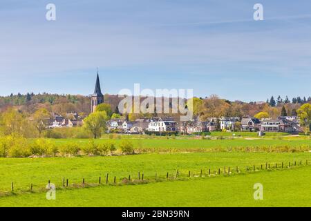 Il piccolo villaggio olandese di Dieren di fronte al parco nazionale il Veluwe Foto Stock